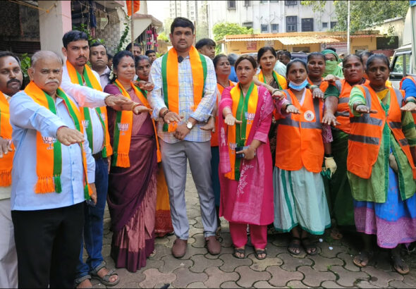 Mumbai: राष्ट्रपिता महात्मा गांधी की जयंती पर BJP नगरसेविका ने संभाली सफाई की कमान!