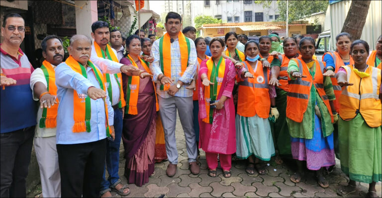 Mumbai: राष्ट्रपिता महात्मा गांधी की जयंती पर BJP नगरसेविका ने संभाली सफाई की कमान!